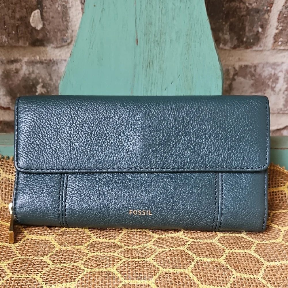 NWOT Fossil Forest Green Ziparound Wallet - Picture 1 of 6